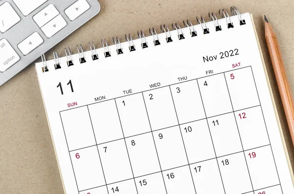 Kasım 2022 Ahşap zemin üzerinde kalem takvimi.