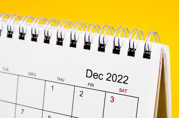 Dezembro 2022 Calendário Mesa Fundo Amarelo — Fotografia de Stock