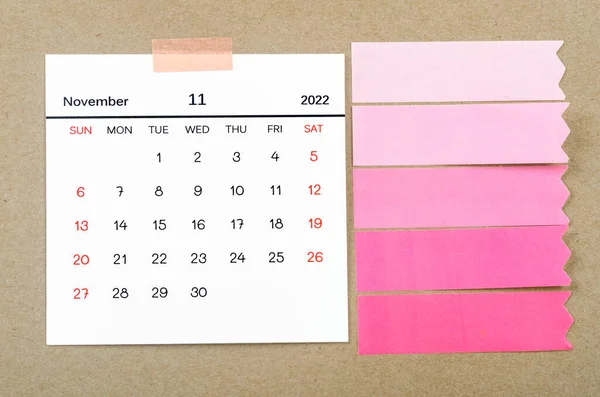 November 2022 Kalender Med Blank Självhäftande Papper Brun Bakgrund — Stockfoto