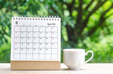 Eylül 2022 Takvim Masası, organizatörün doğanın arka planındaki ahşap masa üzerinde plan yapması ve hatırlatması için..