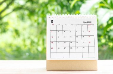 Eylül 2022 Takvim Masası, organizatörün doğanın arka planındaki ahşap masa üzerinde plan yapması ve hatırlatması için..