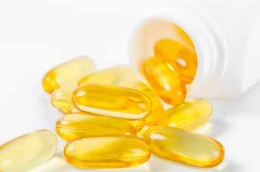 Omega 3 jel kapsülleri. Balık yağı hapları. Şişede sağlıklı omega-3.