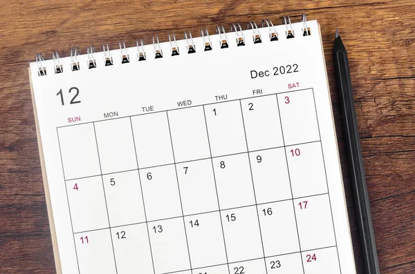 Grudzień 2022 Kalendarz Biurko Drewnianym Stole — Zdjęcie stockowe