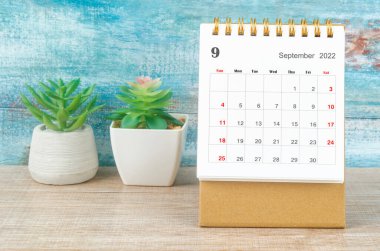 Eylül 2022 Aylık masa takvimi bitki saksısı ile 2022 yılı.