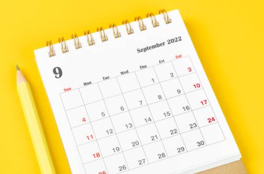 2022 Eylül ayının masa takvimi. Sarı arka planda kalem var..