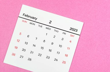 Pembe arka planda 2023 yılı için Şubat 2023 aylık takvim.