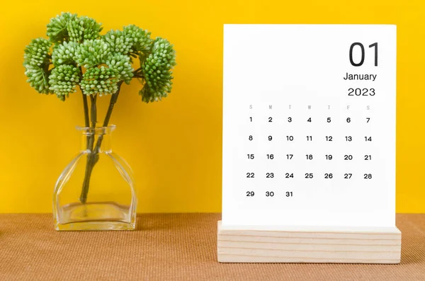 2023年1月黄色を背景に2023年の月次デスクカレンダー — ストック写真