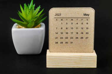 Mayıs 2023 Aylık masa takvimi siyah arka planda 2023 yılı.