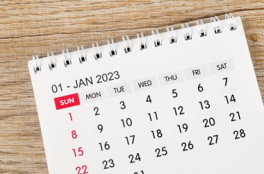 2023 Ocak ayının masa takvimi ahşap arka planda 2023 yılı için.
