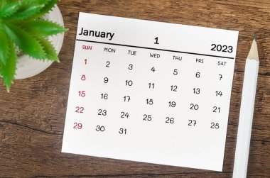 2023 Ocak ayının takvimi. Ahşap masa üzerinde kurşun kalemle..