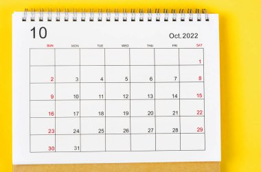 2022 Ekim ayının masa takvimi. Sarı arka planda 2022 yıl..