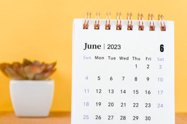 2023 yılı Haziran ayının masa takvimi. Sarı arka planda..