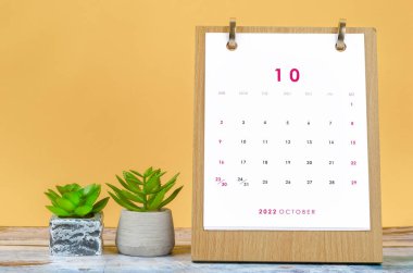 2022 Ekim ayının masa takvimi. Sarı arka planda 2022 yıl..