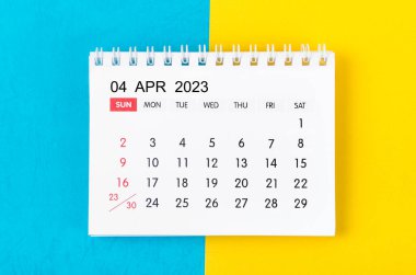 2023 Nisan ayının masa takvimi mavi ve sarı arka planda 2023 yılı.