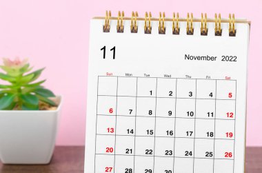 Kasım 2022 Aylık masa takvimi ahşap masada.