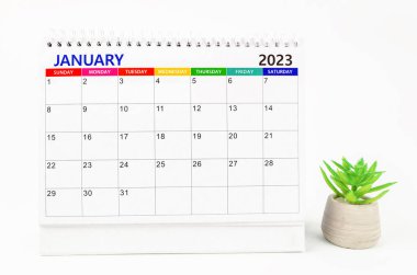 2023 Ocak ayının masa takvimi. Beyaz arka planda bitki örtüsü izole edilmiş..