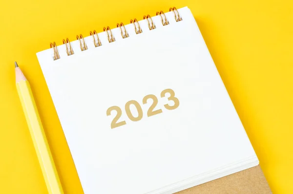 2023 Bureaukalender Met Houten Potlood Gele Achtergrond — Stockfoto