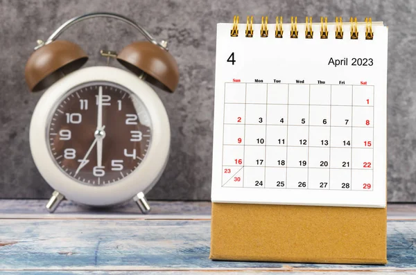 Abril 2023 Calendário Mesa Mensal Para 2023 Ano Relógio Alarme — Fotografia de Stock