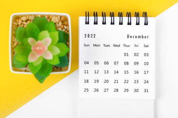 2022 Yılı Aralık Ayının Masa Takvimi Sarı Zemin Üzerinde Küçük — Stok fotoğraf