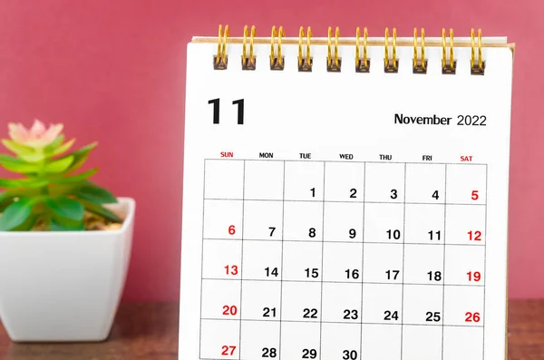 2022年11月赤を背景に2022年の月次デスクカレンダー — ストック写真