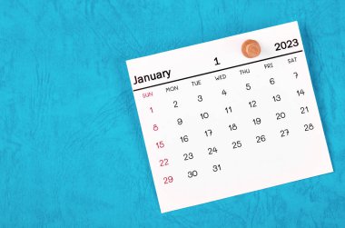 Ocak 2023 ve mavi arkaplanda ahşap raptiye.