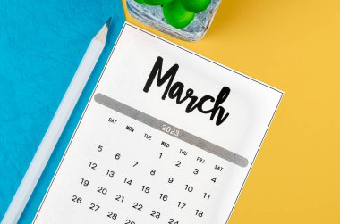 2023 Mart takvimi güzel bir arka planda kalem ile 2023 yılı için.