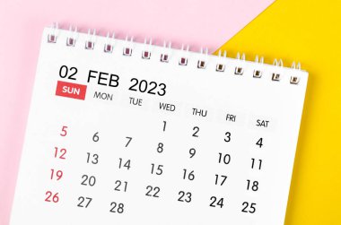 2023 Şubat ayının masa takvimi güzel arka planda 2023 yılı için.