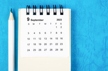 Eylül 2023 Aylık masa takvimi mavi arka planda kalemle 2023.