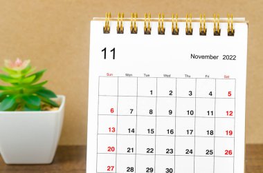 Kasım 2022 Aylık masa takvimi ahşap masada.