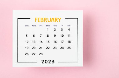 Pembe arka planda 2023 yılı için Şubat 2023 aylık takvim.