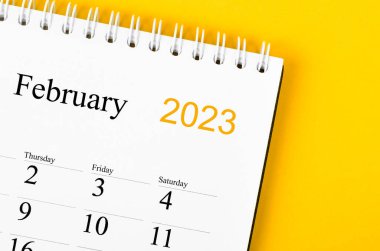 2023 yılı Şubat ayının masa takvimi. Sarı arka planda..