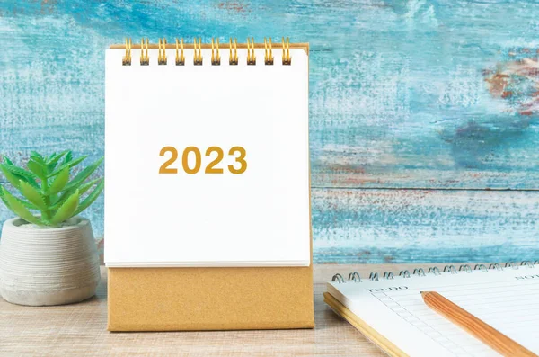 2023 Calendário Mesa Com Nota Livro Sobre Fundo Madeira — Fotografia de Stock