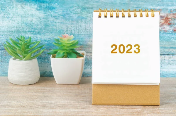 2023 Bureaukalender Met Notitieboek Houten Ondergrond — Stockfoto