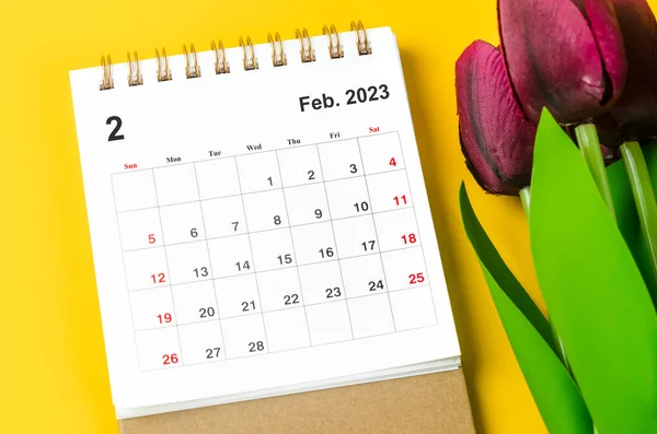 2023 Yılı Şubat Ayının Masa Takvimi Sarı Arka Planda Kırmızı — Stok fotoğraf