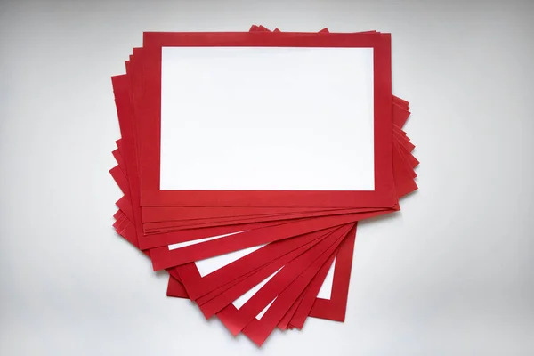Білий лист з червоною рамкою на столі. Порожній аркуш паперу для написання тексту. Стек форм для заповнення . — стокове фото