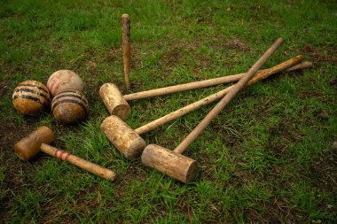 Klasik kroket seti. Kroket toplu ahşap sopalar. Eski moda bir açık hava oyunu.
