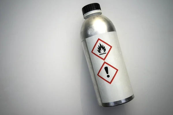 Алюмінієва пляшка з токсичної речовини на білому ізольовані. Токсична рідина в пляшці. Токсичне виробництво. Токсична речовина . — стокове фото