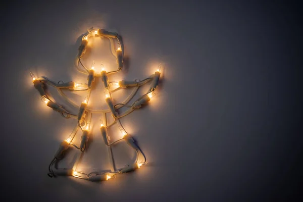 電球付きの輝くクリスマス天使。新年のための窓の装飾。クリスマスランプ. — ストック写真
