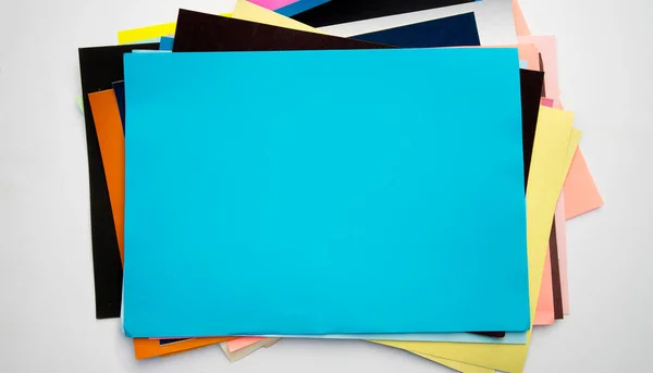 Порожній лист синього паперу. Багатокольоровий папір для творчості. Форма для привітання . — стокове фото