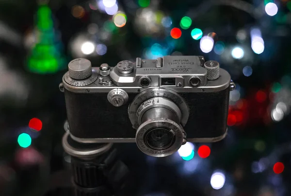 Câmera de filme Leica vintage. Fundo de Ano Novo com bokeh artisticamente borrado redondo. — Fotografia de Stock