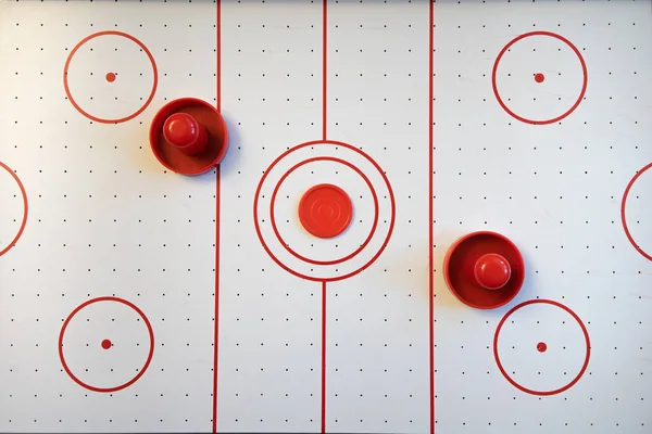 Хоккейное поле с красными круглыми ручками. Вид сверху. Активные игры для двух игроков. — стоковое фото