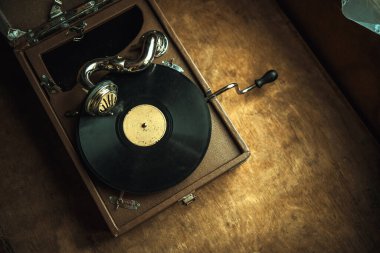 Eski kare bir gramofon, plaklar için kabzası var. Üst görünüm.