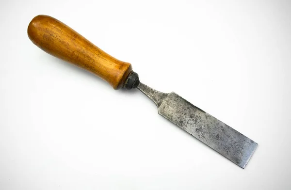 Cincel forjado en madera sobre aislado blanco. Una herramienta de mano antigua. —  Fotos de Stock