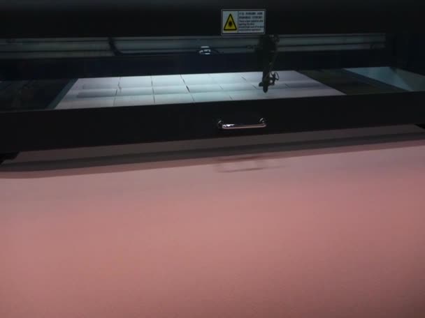 Production of parts on a laser machine. Cutting felt fabric in production using a laser. — Stok Video