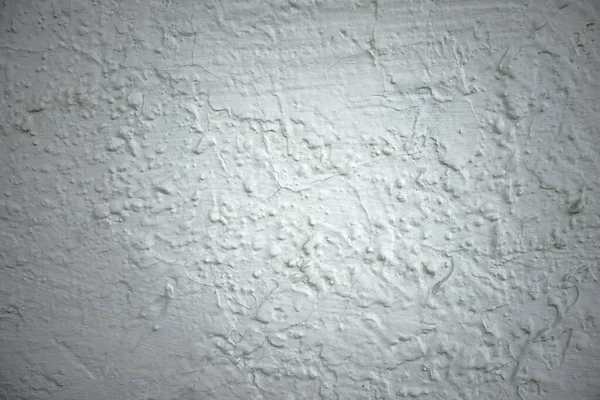 Photo of the texture of a white concrete wall painted with oil paint. The old wall of the building is light in color. — Stockfoto