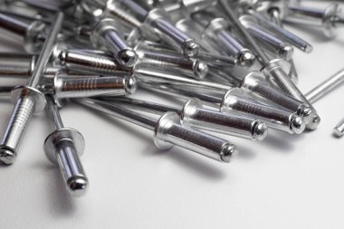 Gümüş perçinler beyaz izolasyonda. El aletleri için krom çekiş perçinleri.