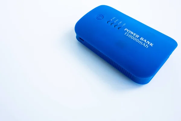 Die Powerbank ist blau auf weißem Isolat. Ein mobiles Gerät zum Aufladen eines Smartphones. Kompakter tragbarer Akku in der Tasche. — Stockfoto