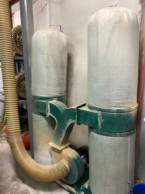 Makineden çıkan tozlarla dolu büyük üretim torbaları. Değirmen makinesinden talaş topluyorum..