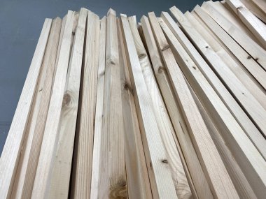 Bir yığın tahta parmaklık mağazanın duvarında duruyor..