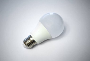 LED lamba beyaz izolasyonda. Işık için yuvarlak ampul.